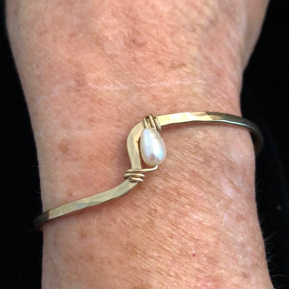 Beautiful gold base metal bracelet with real pearl